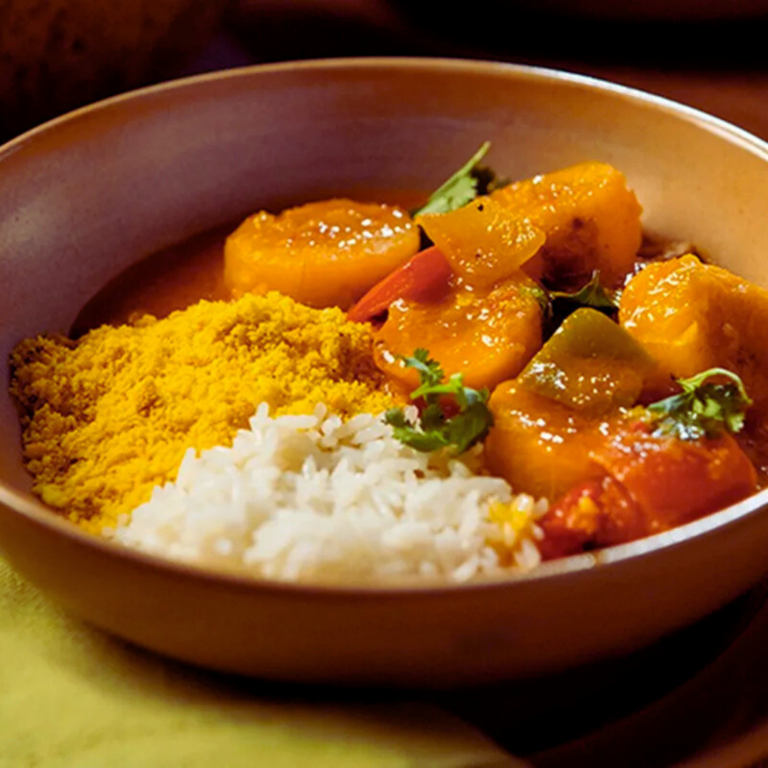 Moqueca vegana de banana-da-terra com pimentões